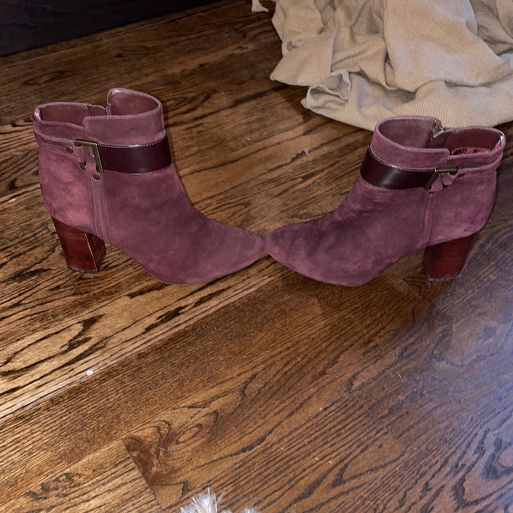 Tommy Hilfilger sz 9 burgundy heeled suede booties